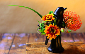 Black bird vase with fall tones